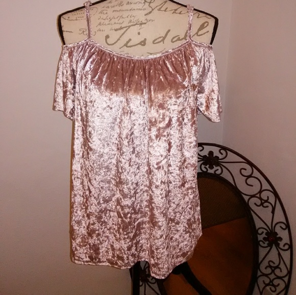 emi & joe Tops - Beautiful soft velvet like feel flowy top